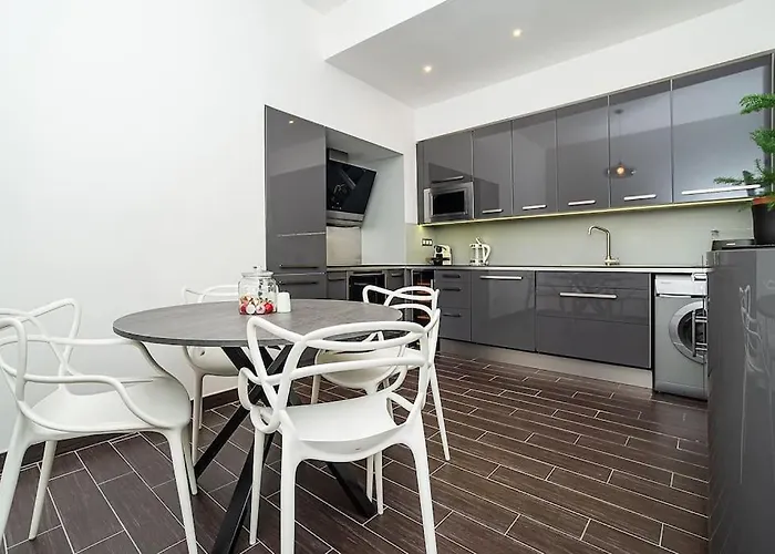 Luxurious Two-bedroom In The Old Town