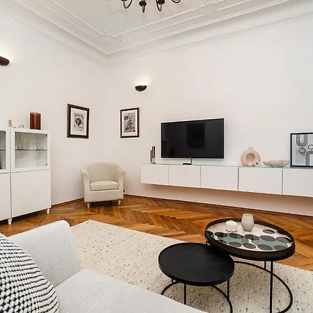 Luxurious Two-bedroom In The Old Town דירה