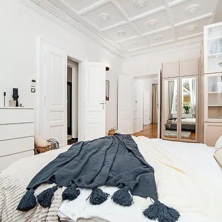 Apartamento Luxurious Two-bedroom In The Old Town *