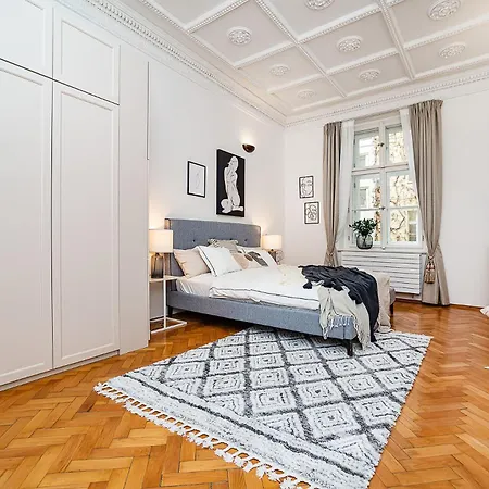 Luxurious Two-bedroom In The Old Town דירה *