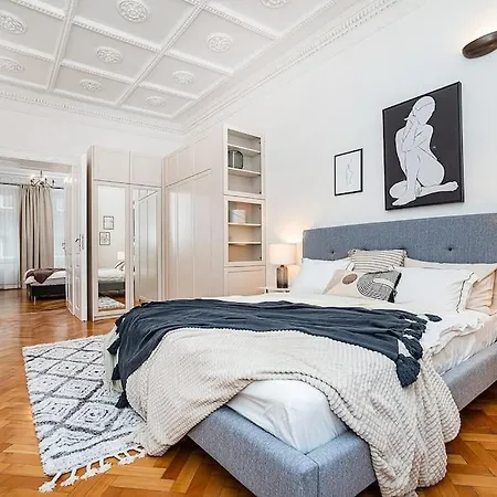 Luxurious Two-bedroom In The Old Town Apartamento
