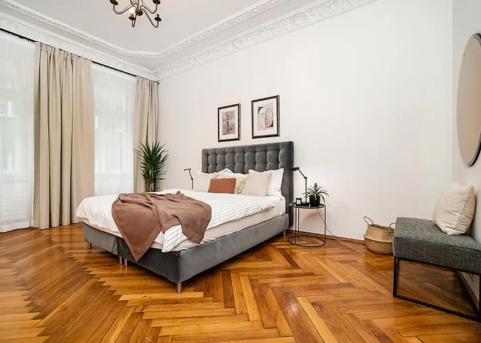 Luxurious Two-bedroom In The Old Town *