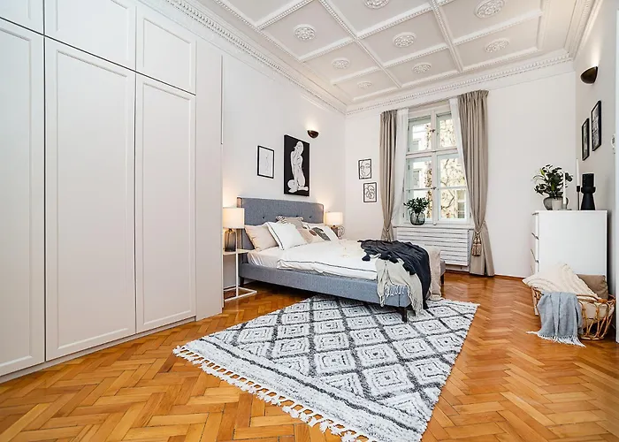 Luxurious Two-bedroom In The Old Town דירה *