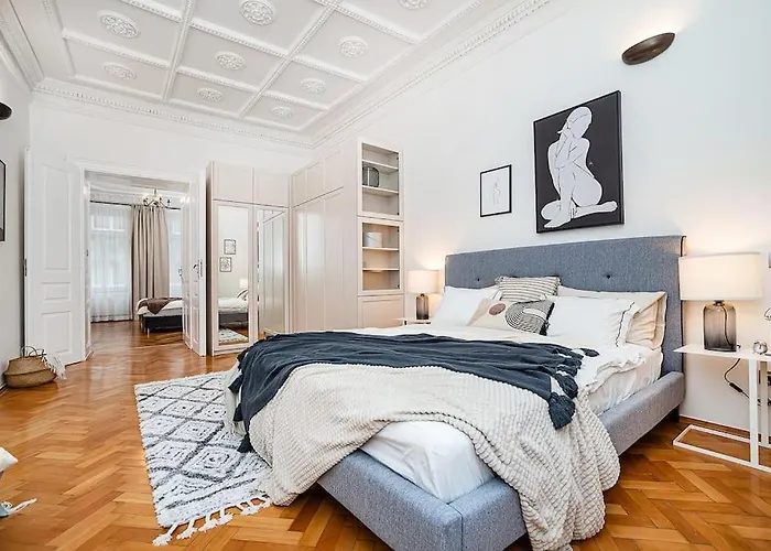Luxurious Two-bedroom In The Old Town דירה