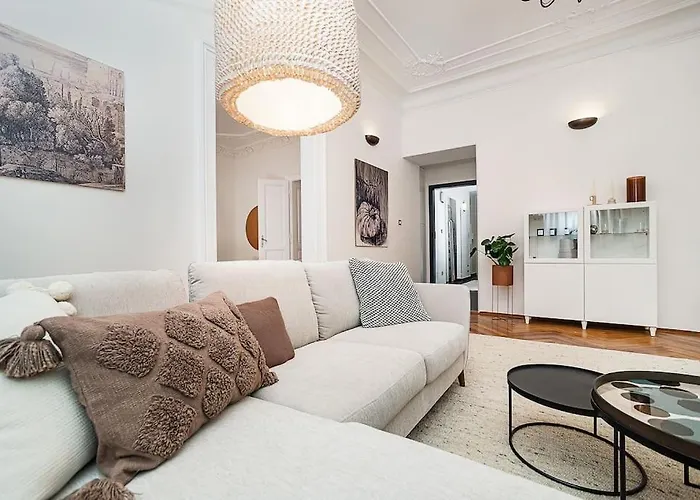 Luxurious Two-bedroom In The Old Town *