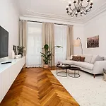 Appartement Luxurious Two-bedroom In The Old Town