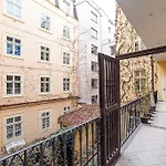 Appartement Luxurious Two-bedroom In The Old Town
