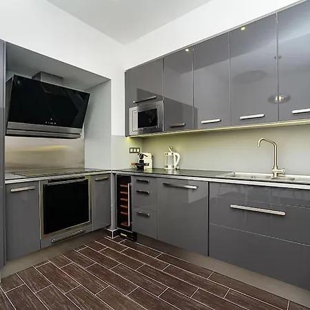 Luxurious Two-bedroom In The Old Town דירה