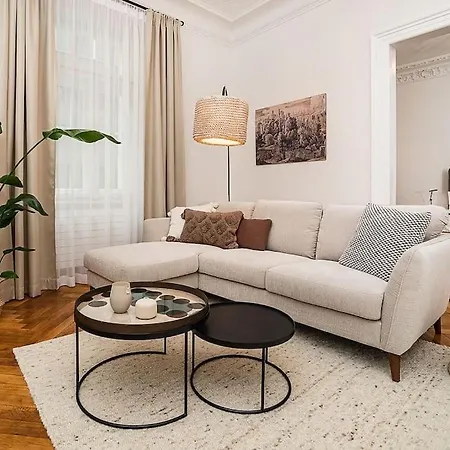 Luxurious Two-bedroom In The Old Town דירה