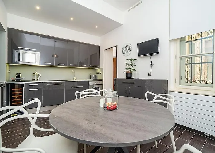 Luxurious Two-bedroom In The Old Town Апартаменты Прага