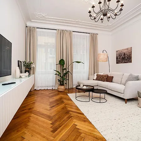 Апартаменты Luxurious Two-bedroom In The Old Town