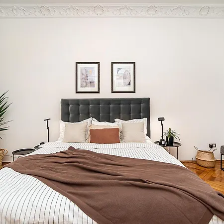 Luxurious Two-bedroom In The Old Town Апартаменты Прага