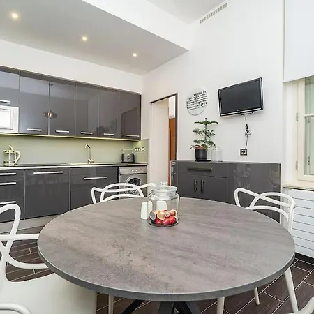 Luxurious Two-bedroom In The Old Town Апартаменты Прага