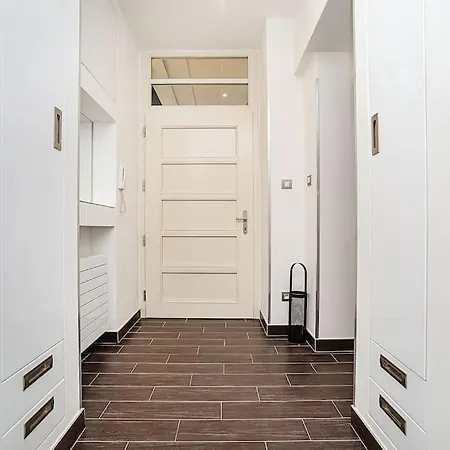 Luxurious Two-bedroom In The Old Town Апартаменты *